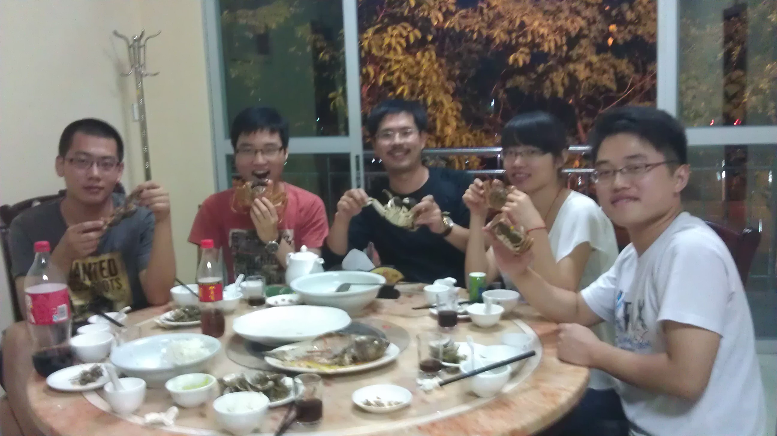 2012年10月2日晚上,师生5人在享受海鲜大餐,一人一个大闸蟹
